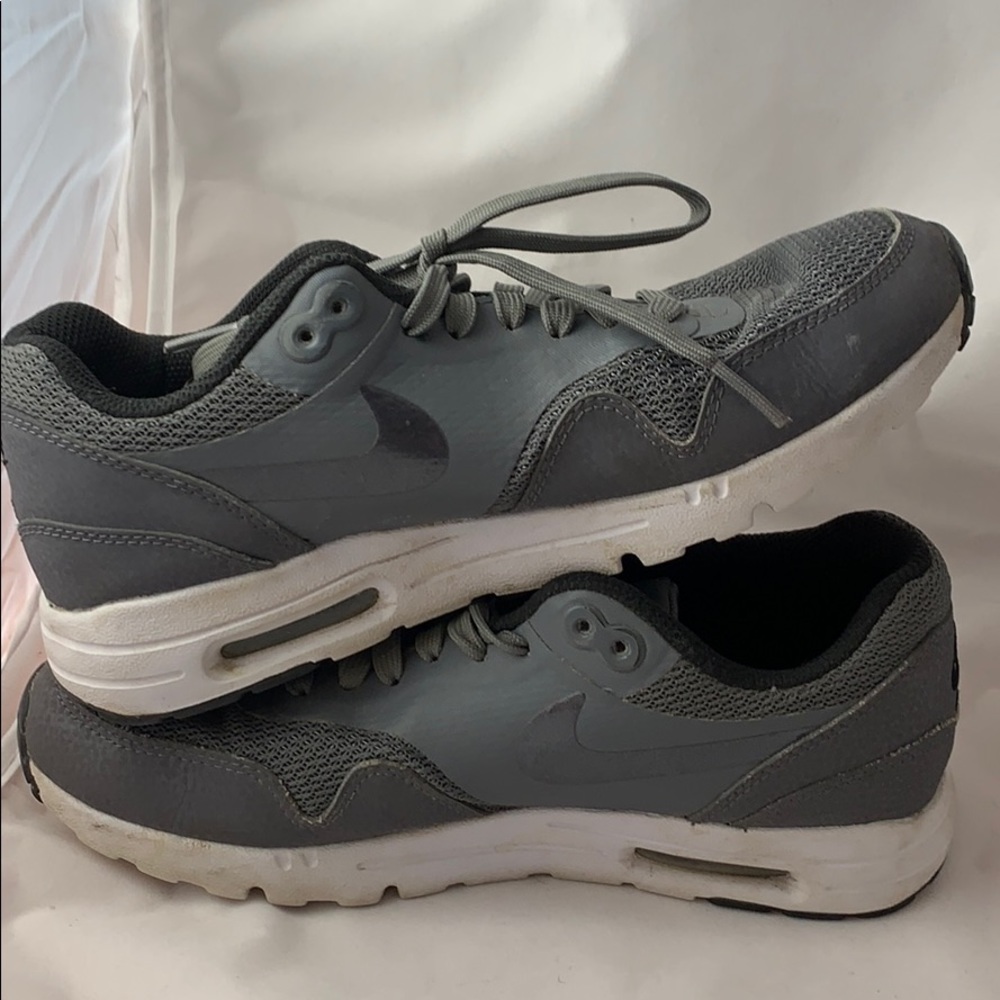 Nike AirMax Women’s Sneakers, 7.5, Grey, EUC